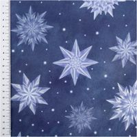 Blauer Popeline-Weihnachtsstoff mit weißen, geometrischen Eissternen und kleinen Schneepunkten. Winterlich-festliches Muster, ideal für Dekoration oder kreative Nähprojekte - mit Massband