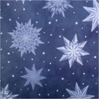 92533-Baumwollstoff-Weihnachtsstoff-PopelineI-Ice-Star-Frozen-blau-1-40m-Breite-IMG-7603.jpg Blauer Popeline-Weihnachtsstoff mit weißen, geometrischen Eissternen und kleinen Schneepunkten. Winterlich-festliches Muster, ideal für Dekoration oder kreative Nähprojekte - Nahaufnahme