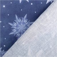 92533-Baumwollstoff-Weihnachtsstoff-PopelineI-Ice-Star-Frozen-blau-1-40m-Breite-IMG-7610.jpg Blauer Popeline-Weihnachtsstoff mit weißen, geometrischen Eissternen und kleinen Schneepunkten. Winterlich-festliches Muster, ideal für Dekoration oder kreative Nähprojekte - mit Rueckseite