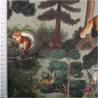 Baumwoll-Dekostoff in Grün mit detailliertem Waldmotiv, zeigt Rehe, Füchse, Hasen, Eulen, Wölfe und andere Tiere zwischen Bäumen und Pflanzen - mit Massband