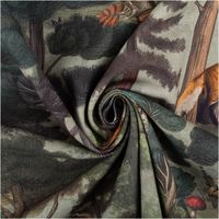 Baumwoll-Dekostoff in Grün mit detailliertem Waldmotiv, zeigt Rehe, Füchse, Hasen, Eulen, Wölfe und andere Tiere zwischen Bäumen und Pflanzen - kunstvoll eingedreht in Falten