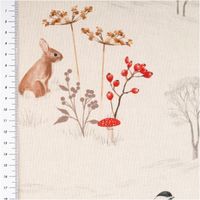 Baumwollstoff Dekostoff natur mit Winterwald-Motiv, zeigt Hirsche, Rehe, Füchse, Hasen und Vögel zwischen kahlen Bäumen und roten Beeren - mit Massband