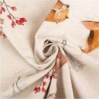 Baumwollstoff Dekostoff natur mit Winterwald-Motiv, zeigt Hirsche, Rehe, Füchse, Hasen und Vögel zwischen kahlen Bäumen und roten Beeren - kunstvoll eingedreht in Falten