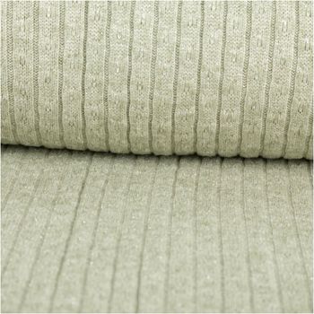 Strickstoff in Lindgrün mit feinen silberfarbenen Glitzereffekten. Elastisch, weich und stilvoll für Kleidung und kreative Nähprojekte - ausgerollt und glatt liegend