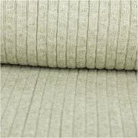 Strickstoff in Lindgrün mit feinen silberfarbenen Glitzereffekten. Elastisch, weich und stilvoll für Kleidung und kreative Nähprojekte - ausgerollt und glatt liegend