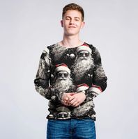 Junger Mann trägt Pullover aus Sweatstoff Cool Santa mit Weihnachtsmann-Motiv, schwarzer Hintergrund, rote Mütze