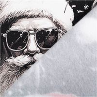 92594-Sweatstoff-Cool-Santa-schwarz-Weihnachtsstoff-angeraute-Innenseite-250g-qm-158cm-Breite-IMG-7509.jpg Schwarzer Sweatstoff mit großem Weihnachtsmann-Motiv: Santa mit langer weißer Bartmähne, roter Mütze und Sonnenbrille, cool und modern dargestellt, auf schwarzem Hintergrund mit Schneeflocken - mit Rueckseite