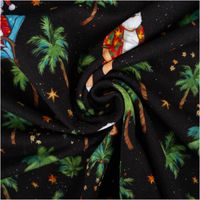 92595-French-Terry-Stoff-Hawaii-Santa-schwarz-Weihnachtsstoff-angeraute-Innenseite-240g-qm-145cm-Breite-IMG-7501.jpg Schwarzer Weihnachtsstoff mit bunten Palmen, Sternen und Santa im Sommerlook mit Sonnenbrille und Hawaiihemd, teils sitzend, teils stehend - kunstvoll eingedreht in Falten