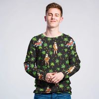 92595-Sweatstoff-Cool-Santa-schwarz-Weihnachtsstoff-angeraute-Innenseite-250g-qm-158cm-Breite-Screenshot-2025-09-08-124409.jpg Junger Mann trägt Pullover aus French Terry Stoff Hawai Santa mit Weihnachtsmann im Hawaii-Outfit, Palmen und Sternen auf schwarzem Hintergrund