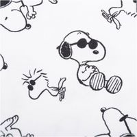 Weißer Baumwolljersey mit Peanuts-Motiven: schwarze Umrisszeichnungen von Snoopy und Woodstock in verschiedenen Posen, teils mit Sonnenbrillen, auf weißem Hintergrund - Detailaufnahme