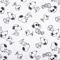 92596-Jersey-Stoff-Peanuts-Snoopy-weiss-Baumwolljersey-200g-qm-152cm-Breite-IMG-7512.jpg Weißer Baumwolljersey mit Peanuts-Motiven: schwarze Umrisszeichnungen von Snoopy und Woodstock in verschiedenen Posen, teils mit Sonnenbrillen, auf weißem Hintergrund - Nahaufnahme