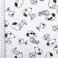 92596-Jersey-Stoff-Peanuts-Snoopy-weiss-Baumwolljersey-200g-qm-152cm-Breite-IMG-7514.jpg Weißer Baumwolljersey mit Peanuts-Motiven: schwarze Umrisszeichnungen von Snoopy und Woodstock in verschiedenen Posen, teils mit Sonnenbrillen, auf weißem Hintergrund - mit Massband