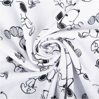 92596-Jersey-Stoff-Peanuts-Snoopy-weiss-Baumwolljersey-200g-qm-152cm-Breite-IMG-7515.jpg Weißer Baumwolljersey mit Peanuts-Motiven: schwarze Umrisszeichnungen von Snoopy und Woodstock in verschiedenen Posen, teils mit Sonnenbrillen, auf weißem Hintergrund - kunstvoll eingedreht in Falten