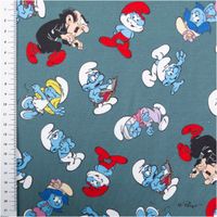 Blaugrauer Baumwolljersey mit Schlümpfe-Motiven: verschiedene Figuren wie Papa Schlumpf mit roter Mütze, Schlumpfine, andere Schlümpfe in unterschiedlichen Posen sowie der Bösewicht Gargamel, bunt verteilt auf dem Stoff - mit Massband