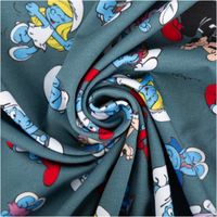 92597-Jersey-Stoff-Schluempfe-blaugrau-Baumwolljersey-200g-qm-152cm-Breite-IMG-7523.jpg Blaugrauer Baumwolljersey mit Schlümpfe-Motiven: verschiedene Figuren wie Papa Schlumpf mit roter Mütze, Schlumpfine, andere Schlümpfe in unterschiedlichen Posen sowie der Bösewicht Gargamel, bunt verteilt auf dem Stoff - kunstvoll eingedreht in Falten