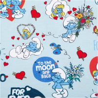 92599-Jersey-Stoff-Schluempfe-Love-hellblau-Baumwolljersey-200g-qm-152cm-Breite-IMG-8464.jpg Jersey Stoff in Hellblau mit Schlümpfe-Motiven, Herzen, Blumen und Sprüchen wie „To the moon and back“, aus Baumwolljersey - Nahaufnahme
