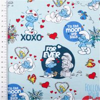 92599-Jersey-Stoff-Schluempfe-Love-hellblau-Baumwolljersey-200g-qm-152cm-Breite-IMG-8465.jpg Jersey Stoff in Hellblau mit Schlümpfe-Motiven, Herzen, Blumen und Sprüchen wie „To the moon and back“, aus Baumwolljersey - Nahaufnahme