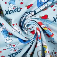 92599-Jersey-Stoff-Schluempfe-Love-hellblau-Baumwolljersey-200g-qm-152cm-Breite-IMG-8466.jpg Jersey Stoff in Hellblau mit Schlümpfe-Motiven, Herzen, Blumen und Sprüchen wie „To the moon and back“, aus Baumwolljersey - kunstvoll eingedreht in Falten