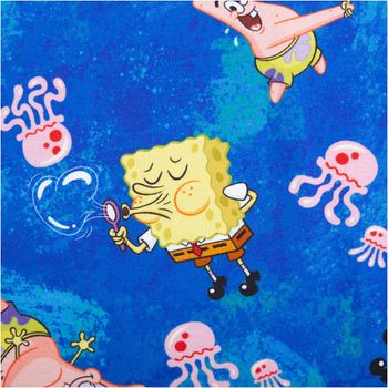 Jersey Stoff in Blau mit SpongeBob- und Patrick-Motiven, umgeben von rosa Quallen, aus Baumwolljersey - Nahaufnahme