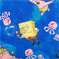 Jersey Stoff in Blau mit SpongeBob- und Patrick-Motiven, umgeben von rosa Quallen, aus Baumwolljersey - Nahaufnahme