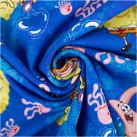 Jersey Stoff in Blau mit SpongeBob- und Patrick-Motiven, umgeben von rosa Quallen, aus Baumwolljersey - kunstvoll eingedreht in Falten