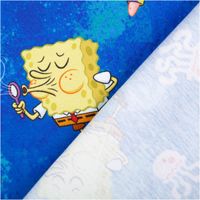 92600-Jersey-Stoff-Sponge-Bob-blau-Baumwolljersey-200g-qm-152cm-Breite-IMG-8474.jpg Jersey Stoff in Blau mit SpongeBob- und Patrick-Motiven, umgeben von rosa Quallen, aus Baumwolljersey - mit Rueckseite