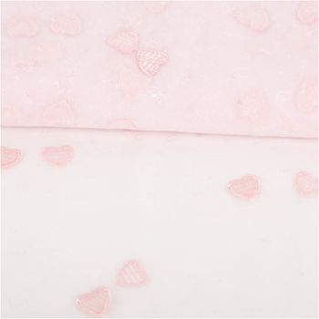 Transparenter Tüllstoff mit rosa Herzchen-Stickerei und feinen Glitzer-Details auf hellem Grund - ausgerollt und glatt liegend