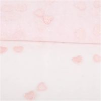 Transparenter Tüllstoff mit rosa Herzchen-Stickerei und feinen Glitzer-Details auf hellem Grund - ausgerollt und glatt liegend