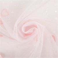 Transparenter Tüllstoff mit rosa Herzchen-Stickerei und feinen Glitzer-Details auf hellem Grund - kunstvoll eingedreht in Falten