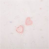 92601-Tuell-Stoff-Herzchen-Stickerei-und-Glitzer-rosa-125cm-Breite-IMG-8532.jpg Transparenter Tüllstoff mit rosa Herzchen-Stickerei und feinen Glitzer-Details auf hellem Grund - Nahaufnahme