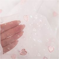 92601-Tuell-Stoff-Herzchen-Stickerei-und-Glitzer-rosa-125cm-Breite-IMG-8539.jpg Transparenter Tüllstoff mit rosa Herzchen-Stickerei und feinen Glitzer-Details auf hellem Grund - mit hervorgehobener Transparenz