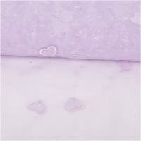 92602-Tuell-Stoff-Herzchen-Stickerei-und-Glitzer-lila-125cm-Breite-IMG-8522.jpg Transparenter Tüllstoff mit lila Herzchen-Stickerei und glitzernden Details auf hellem Grund - ausgerollt und glatt liegend