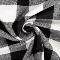 92608-Twill-Stoff-Baumwollstoff-Karo-weiss-schwarz-145cm-IMG-8492.jpg Twill Baumwollstoff mit großem Karomuster in Schwarz und Weiß, klassisches Karo-Design - kunstvoll eingedreht in Falten