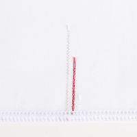 92612-Gardinenstoff-Voile-Scherli-Streifen-weiss-rot-mit-Bleiband-300cm-Hoehe-IMG-4393.jpg Eleganter Voile-Gardinenstoff in Weiß, verziert mit feinen Scherli-Streifen in Rot und einem praktischen Bleiband für perfekten Fall. Die Höhe von 300 cm ermöglicht großzügige Fensterdekorationen - Detailaufnahme