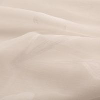 Ausbrenner-Gardinenstoff CrissCross in Offwhite mit zarter Leinenstruktur und Blätterranken, präsentiert als weich fallender Stoff mit Bleiband - stilvoll drapiert