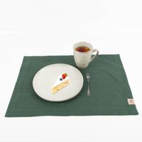 Grünes Leinen-Platzset Erik, präsentiert als hochwertiges, natürliches Tischset im Format 40×50 cm für stilvolle Tischdekoration - in Szene gesetzt