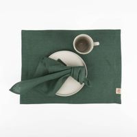 92615-Platzset-Leinen-Erik-40x50cm-gruen-Hochwertiges-Tischset-aus-Naturfaser-IMG-8662.jpg Grünes Leinen-Platzset Erik, präsentiert als hochwertiges, natürliches Tischset im Format 40×50 cm für stilvolle Tischdekoration - von oben praesentiert