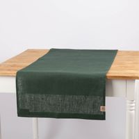 Grüner Leinen-Tischläufer Erik, präsentiert auf Holztisch als natürlicher, nachhaltiger Läufer im Format 47×150 cm - Vollansicht