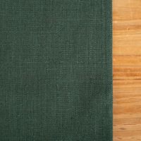 92616-Tischlaeufer-Leinen-Erik-47x150cm-gruen-nachhaltig-und-natuerlich-IMG-8933.jpg Grüner Leinen-Tischläufer Erik, präsentiert auf Holztisch als natürlicher, nachhaltiger Läufer im Format 47×150 cm - Detailaufnahme