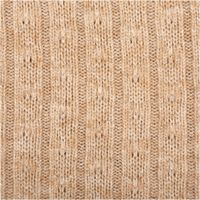 Beigefarbener Strickstoff mit feinen silberfarbenen Glitzereffekten und vertikalem Rippenmuster - Nahaufnahme