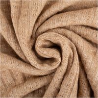 Beigefarbener Strickstoff mit feinen silberfarbenen Glitzereffekten und vertikalem Rippenmuster - kunstvoll eingedreht in Falten