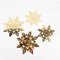 92632-Schneeflocken-Anhaenger-3D-gold-6er-Set-zum-Aufhaengen-15--20-und-25cm-IMG-8580.jpg Goldene 3D-Schneeflocken aus Papier, präsentiert im Set mit sechs filigranen Anhängern in verschiedenen Größen für weihnachtliche Dekoration - Vollansicht
