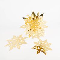 92632-Schneeflocken-Anhaenger-3D-gold-6er-Set-zum-Aufhaengen-15--20-und-25cm-IMG-8583.jpg Goldene 3D-Schneeflocken aus Papier, präsentiert im Set mit sechs filigranen Anhängern in verschiedenen Größen für weihnachtliche Dekoration - Nahaufnahme