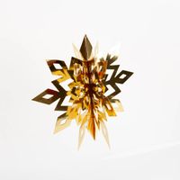 92632-Schneeflocken-Anhaenger-3D-gold-6er-Set-zum-Aufhaengen-15--20-und-25cm-IMG-8585.jpg Goldene 3D-Schneeflocken aus Papier, präsentiert im Set mit sechs filigranen Anhängern in verschiedenen Größen für weihnachtliche Dekoration - Detailaufnahme