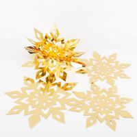 92632-Schneeflocken-Anhaenger-3D-gold-6er-Set-zum-Aufhaengen-15--20-und-25cm-IMG-8586.jpg Goldene 3D-Schneeflocken aus Papier, präsentiert im Set mit sechs filigranen Anhängern in verschiedenen Größen für weihnachtliche Dekoration - Vollansicht