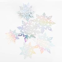 Silberne, irisierende 3D-Schneeflocken im Sechser-Set, präsentiert in verschiedenen Größen als festliche Dekoanhänger für Winter- und Weihnachtsdekoration - Gesamtansicht
