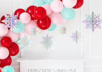 Silberne, irisierende 3D-Schneeflocken im Sechser-Set, präsentiert in verschiedenen Größen als festliche Dekoanhänger für Winter- und Weihnachtsdekoration - als Teil einer Ballondekoration