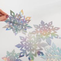 92633-Schneeflocken-Anhaenger-3D-silber-irisierend-6er-Set-zum-Aufhaengen-15--20-und-25cm-IMG-8603.jpg Silberne, irisierende 3D-Schneeflocken im Sechser-Set, präsentiert in verschiedenen Größen als festliche Dekoanhänger für Winter- und Weihnachtsdekoration - groessenverhaeltnismaessig praesentiert