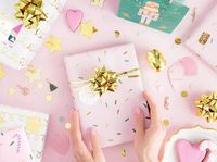 92638-Geschenktuete-Reh-aus-Papier-20-5x30x10-5cm-Screenshot-2025-09-11-141825.jpg Geschenkverpackung dekoriert mit rosa Weihnachtsaufklebern