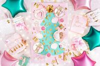 92638-Geschenktuete-Reh-aus-Papier-20-5x30x10-5cm-Screenshot-2025-09-11-141838.jpg Dekoidee Weihnachtstisch mit Weihnachtsstickern rosa für Geschenke und Karten